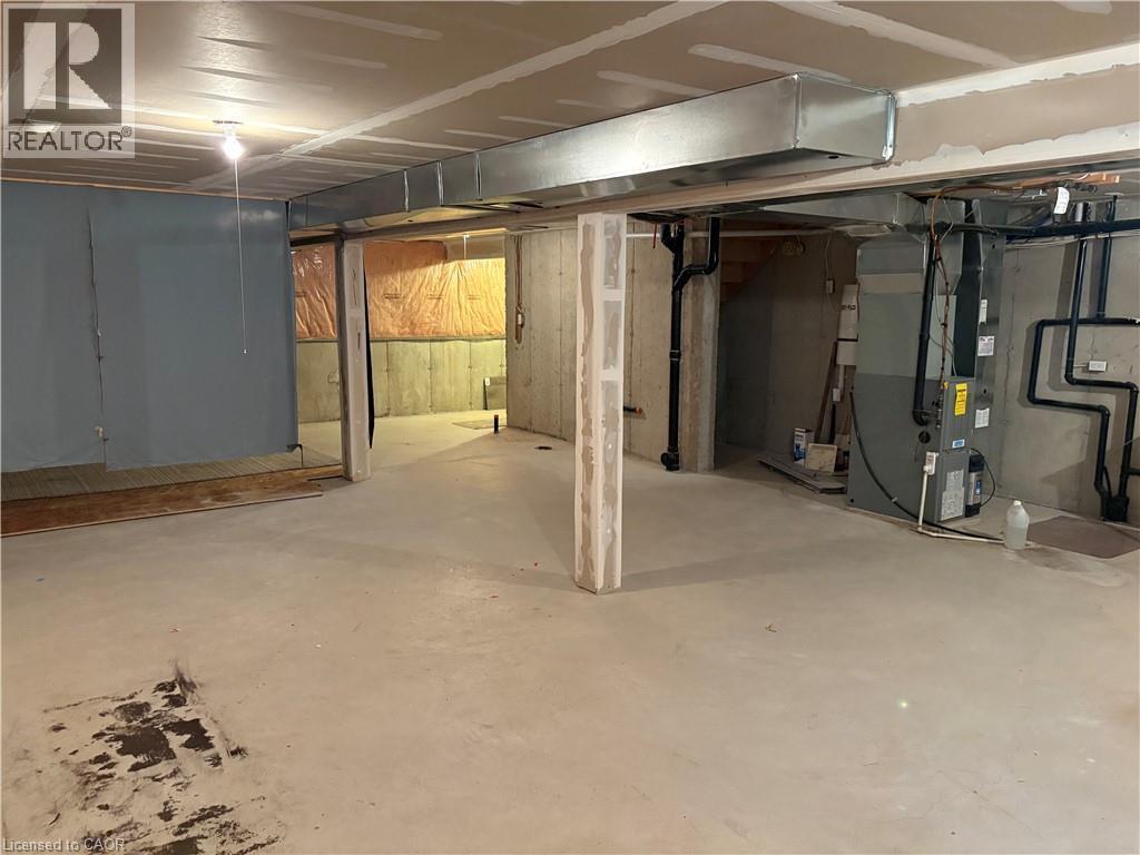 Unfinished basement offering expansive concrete flooring - 2 Harbour Drive Unit# 17, Stoney Creek, ON