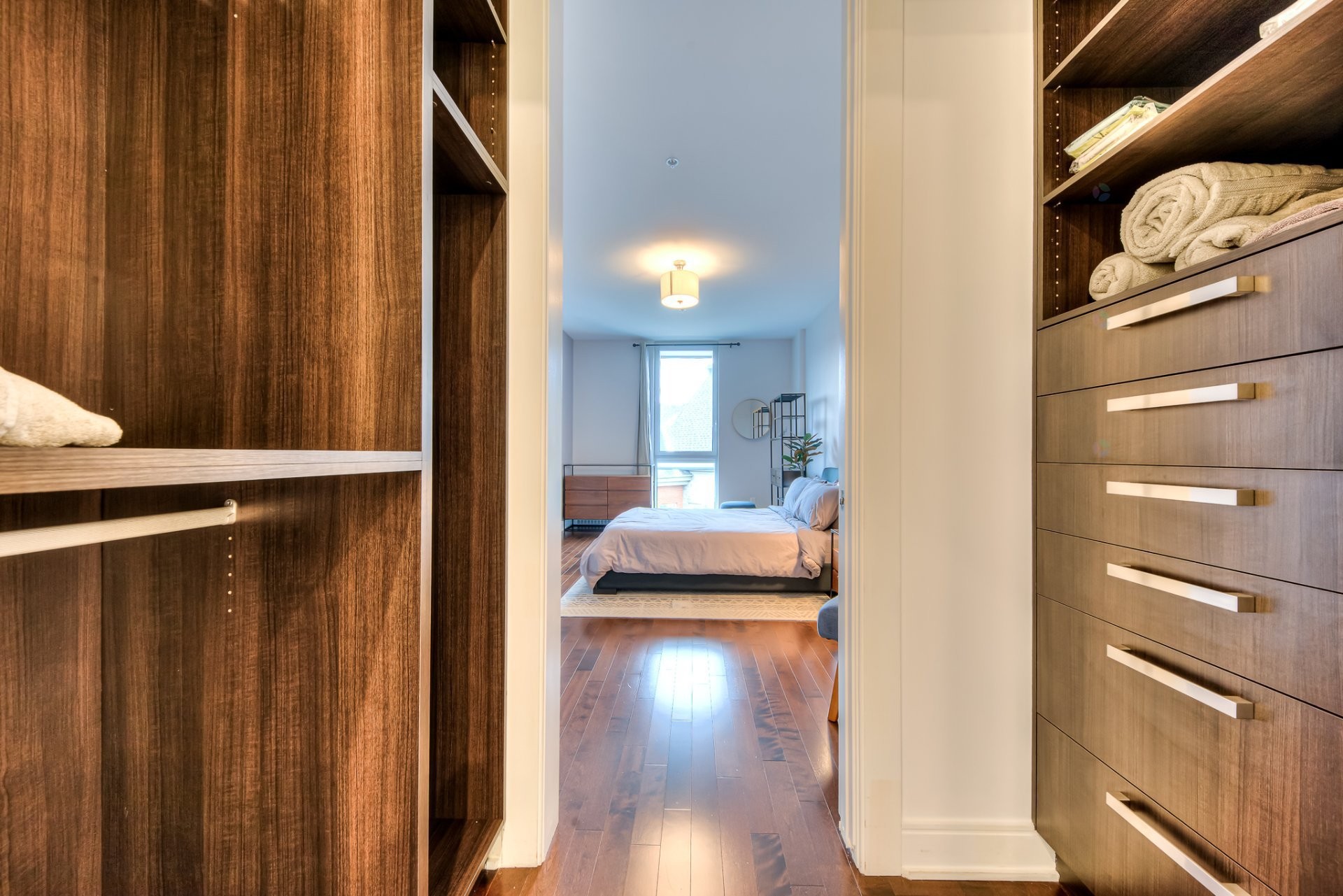 Closet - 606-2480 Rue Des Nations, Montréal (Saint-Laurent), QC