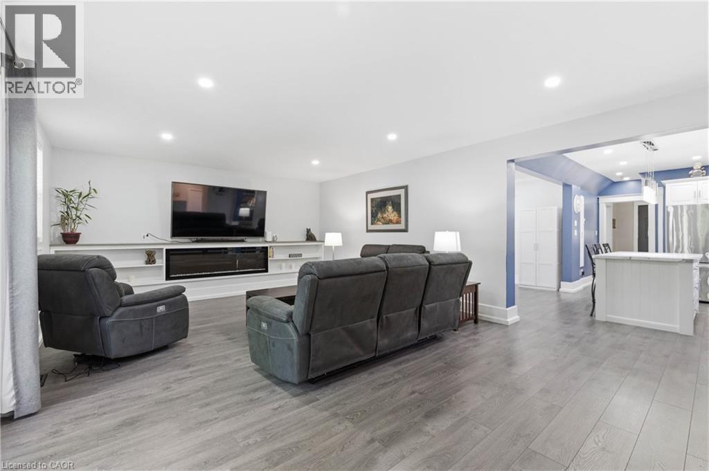 Family Room - 199 Winstanley Street, Monkton, ON - Indoor Photo Showing Living Room