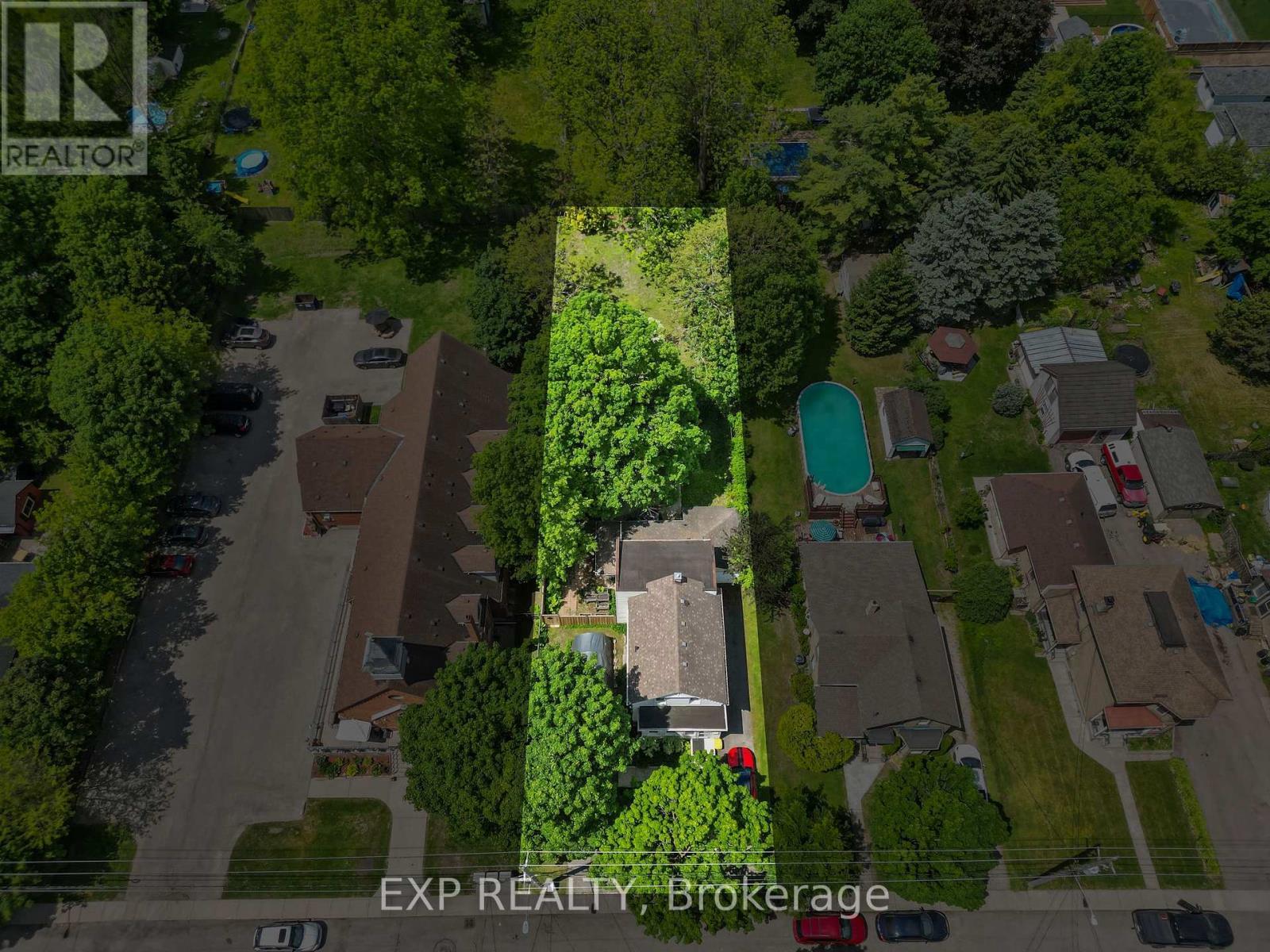 lot lines are approximate. - 29 Winniett Street, Woodstock (Woodstock - North), ON
