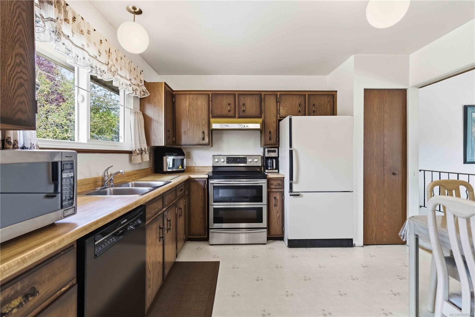 564 Oconnell Pl, Saanich, BC