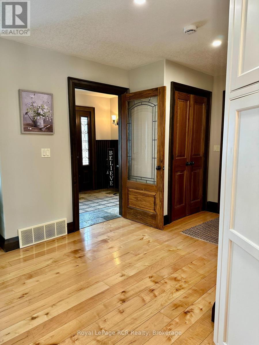 241 4Th Street Crescent, Hanover, ON
