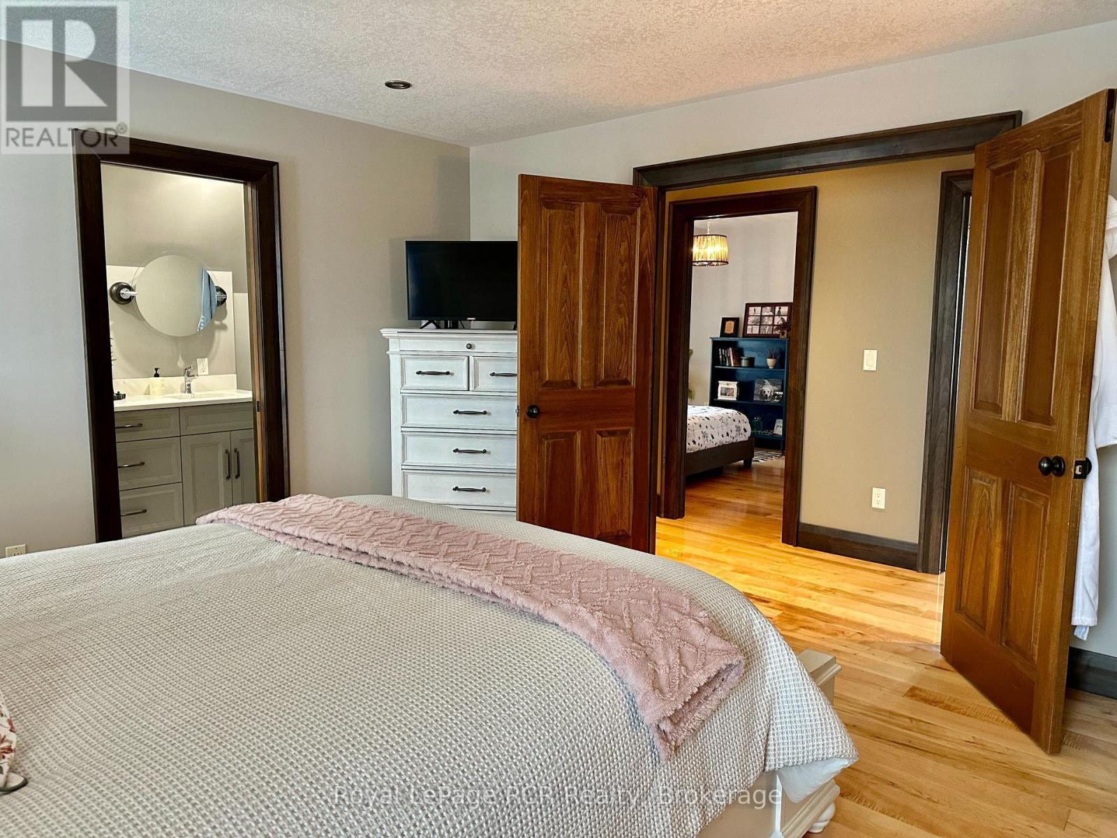 241 4Th Street Crescent, Hanover, ON