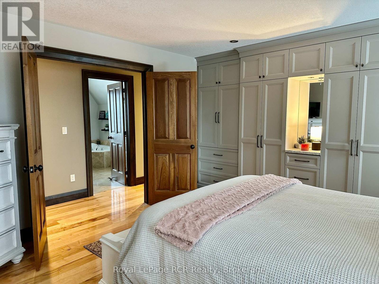 241 4Th Street Crescent, Hanover, ON
