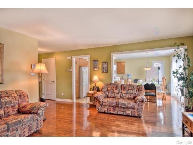 Salon - 7927 Rue Lemelin, Brossard, QC