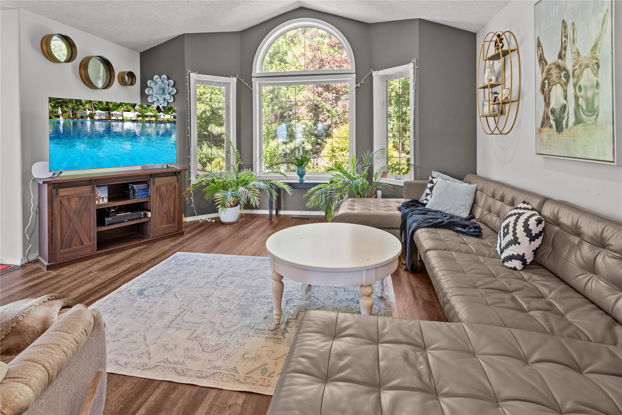 1062 Westview Road, Creston, BC - Indoor Photo Showing Living Room