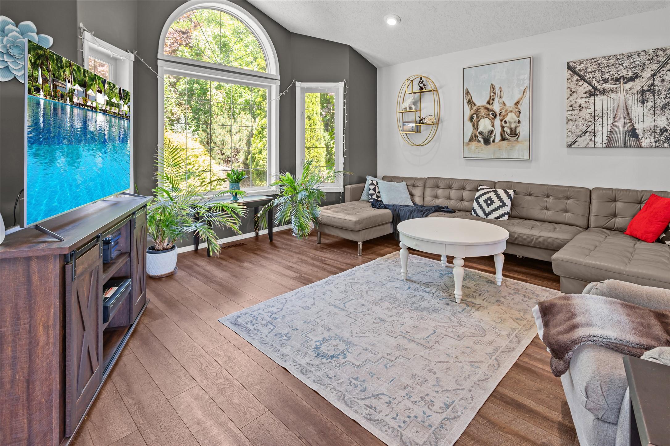 1062 Westview Road, Creston, BC - Indoor Photo Showing Living Room