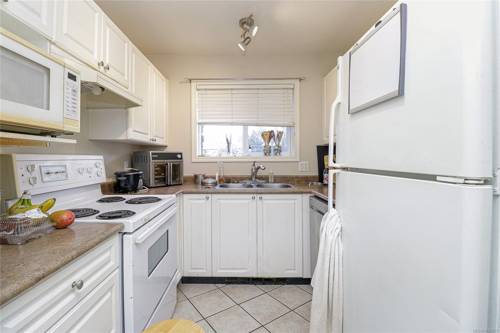 #212-894 Vernon Ave, Saanich, BC