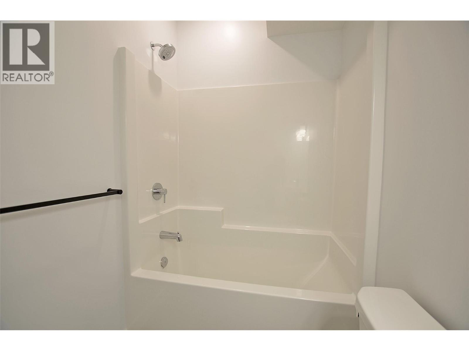 2744 Cedar Ridge Street, Lumby, BC - Indoor Photo Showing Bathroom