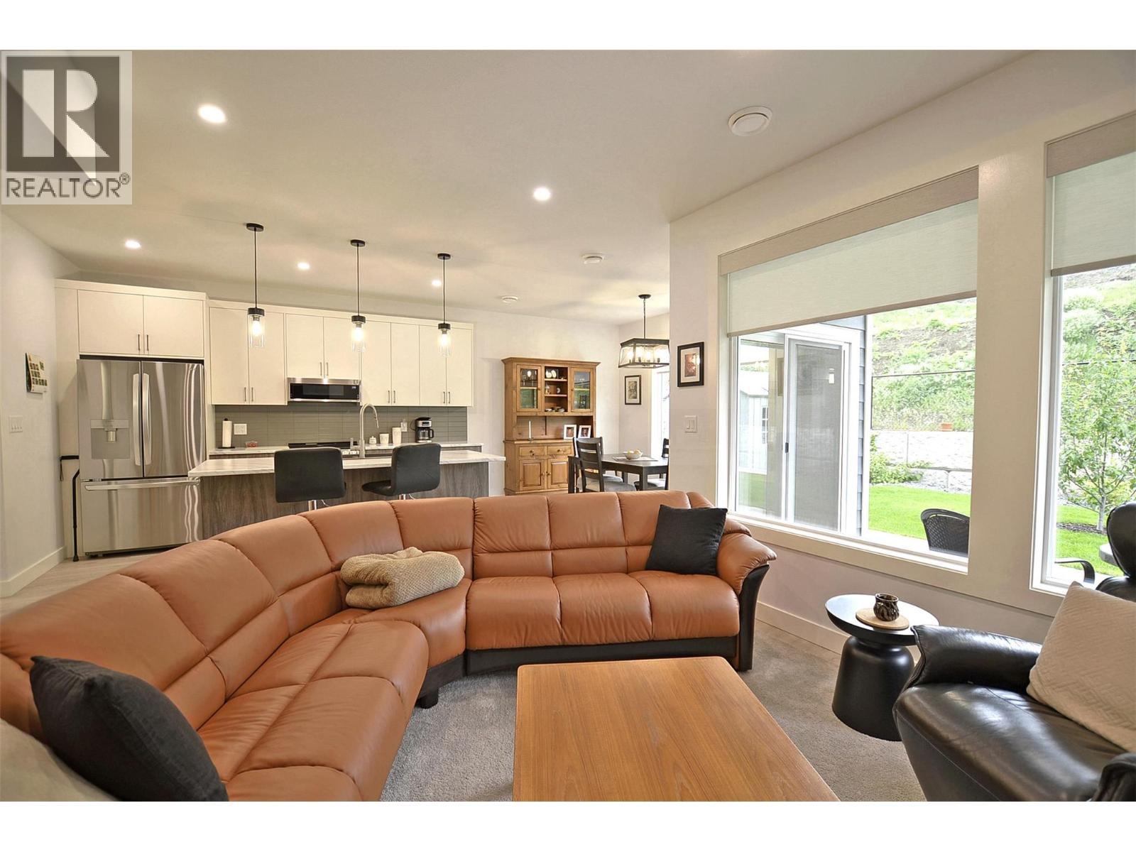 2744 Cedar Ridge Street, Lumby, BC - Indoor Photo Showing Living Room