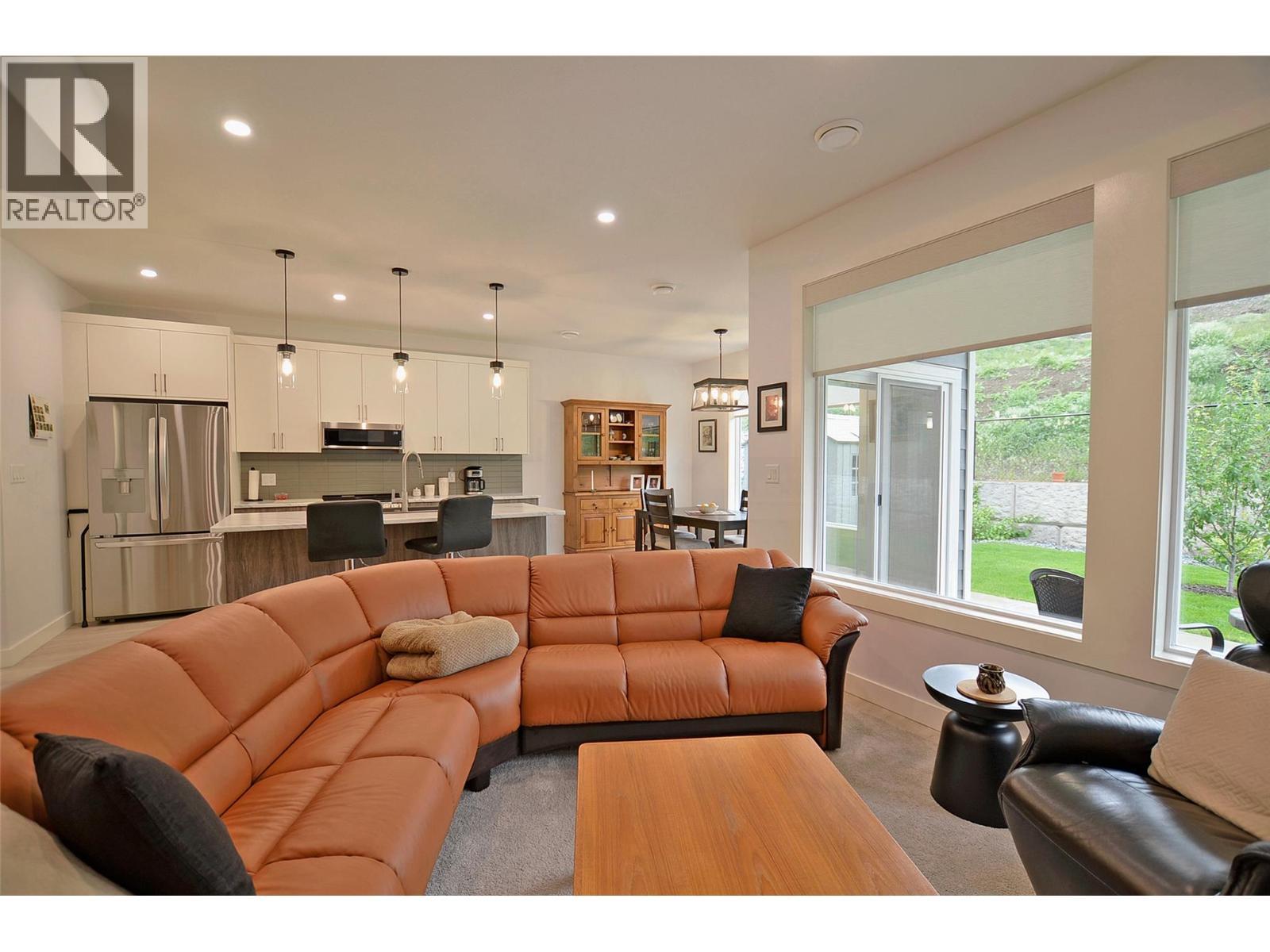 2744 Cedar Ridge Street, Lumby, BC - Indoor Photo Showing Living Room