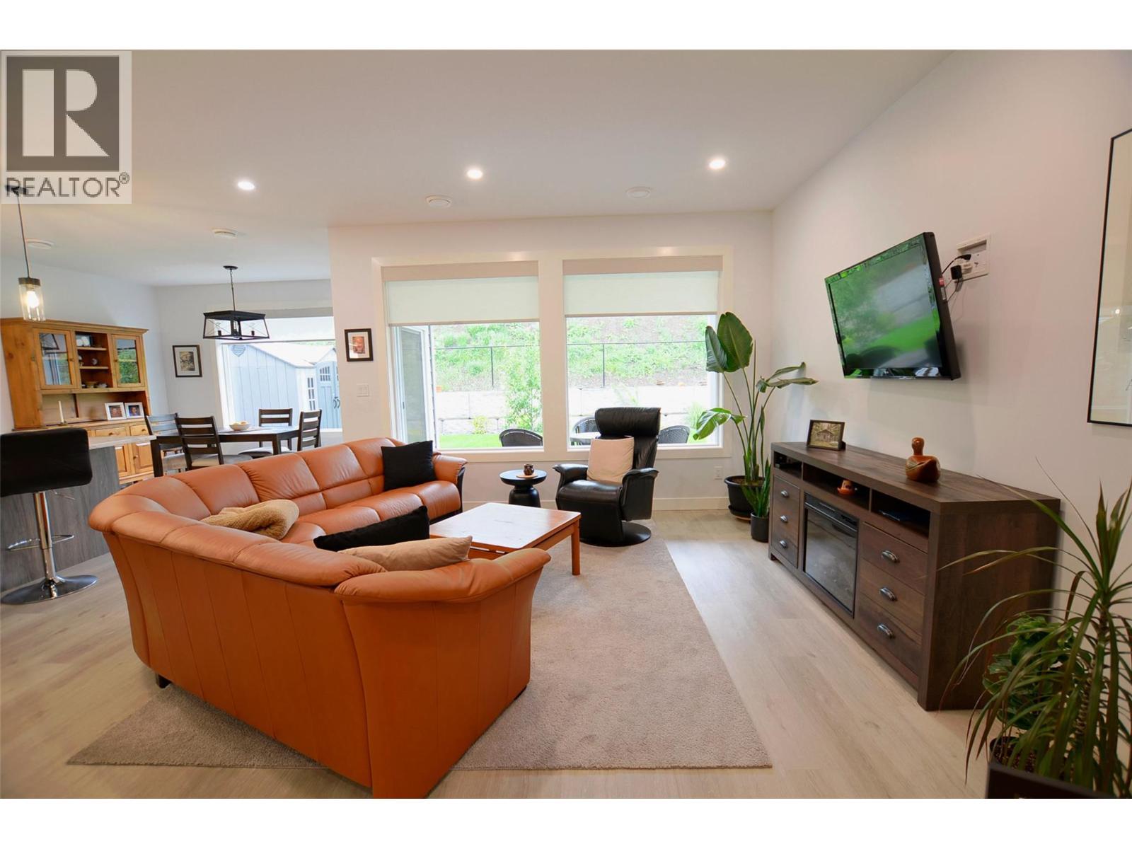 2744 Cedar Ridge Street, Lumby, BC - Indoor Photo Showing Living Room