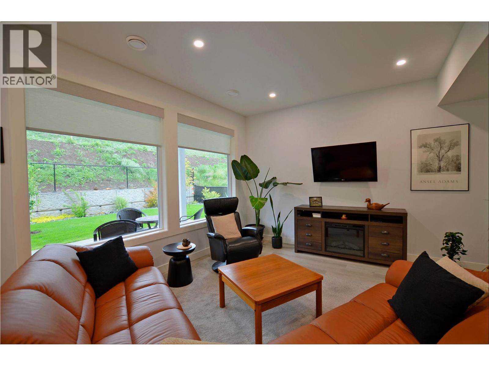 2744 Cedar Ridge Street, Lumby, BC - Indoor Photo Showing Living Room