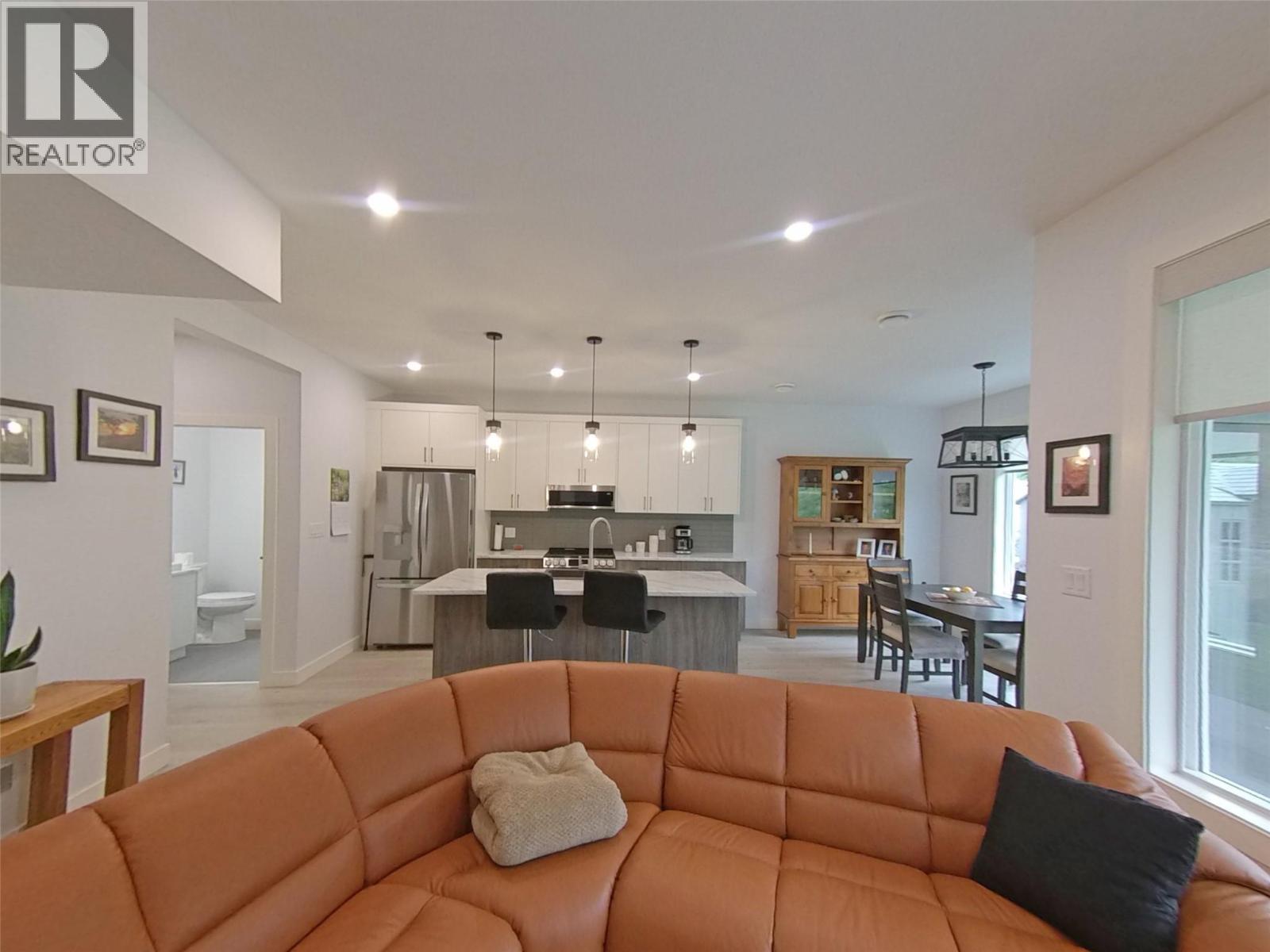 2744 Cedar Ridge Street, Lumby, BC - Indoor Photo Showing Living Room