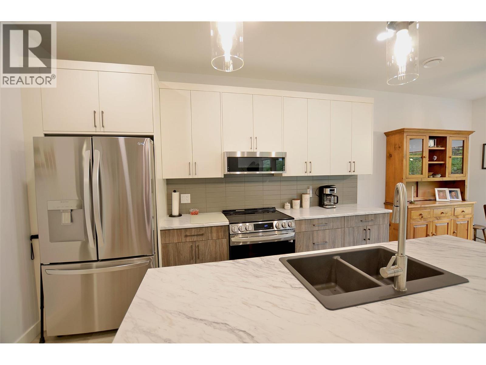 2744 Cedar Ridge Street, Lumby, BC - Indoor Photo Showing Kitchen With Double Sink