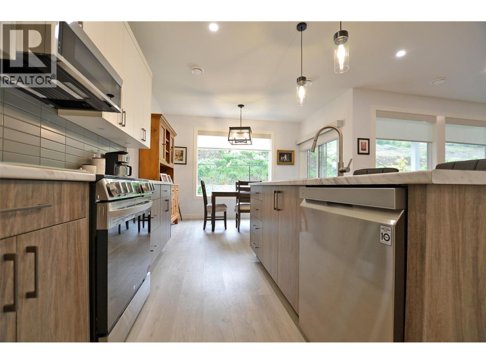 2744 Cedar Ridge Street, Lumby, BC - Indoor Photo Showing Kitchen