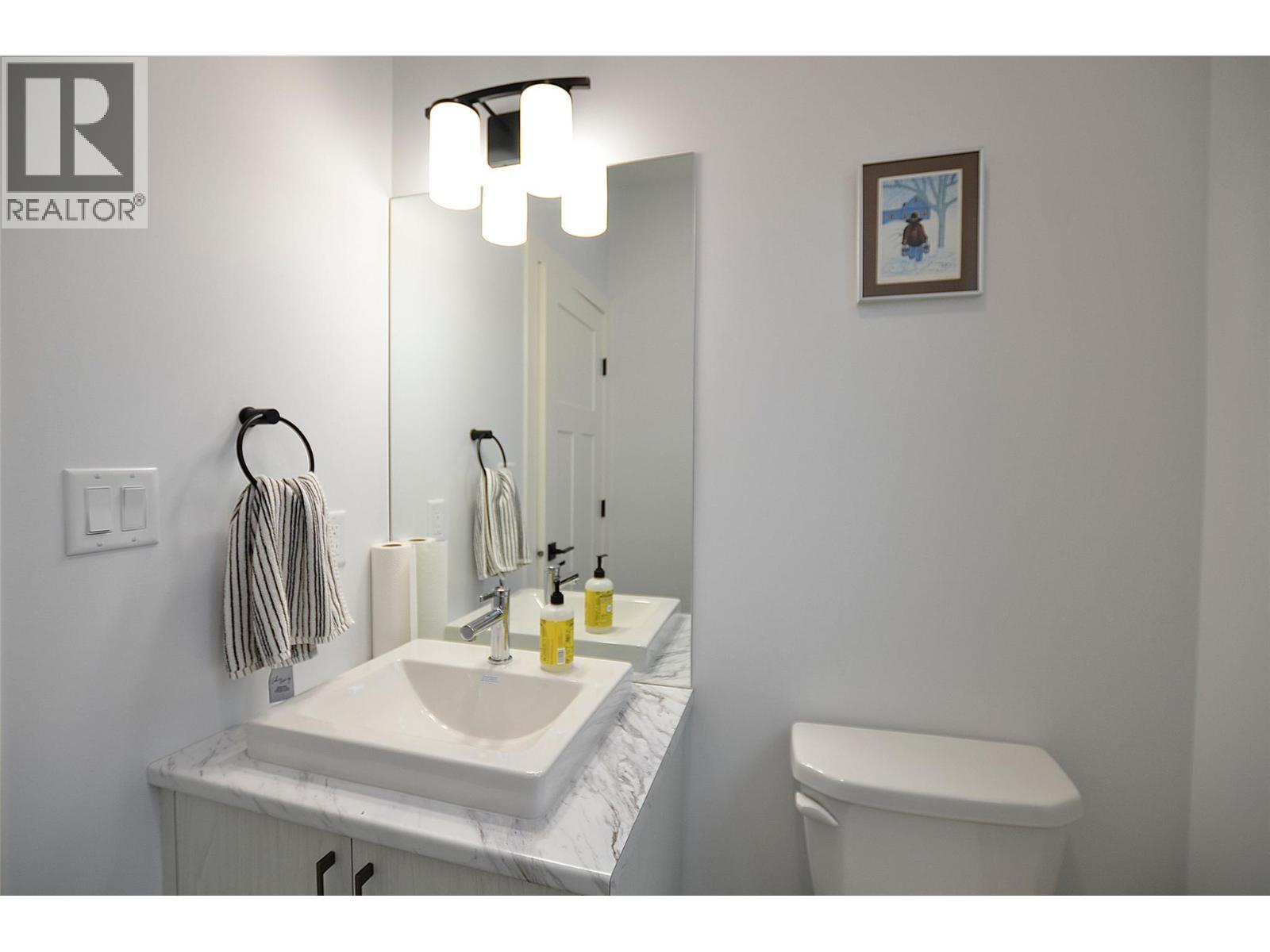 2744 Cedar Ridge Street, Lumby, BC - Indoor Photo Showing Bathroom