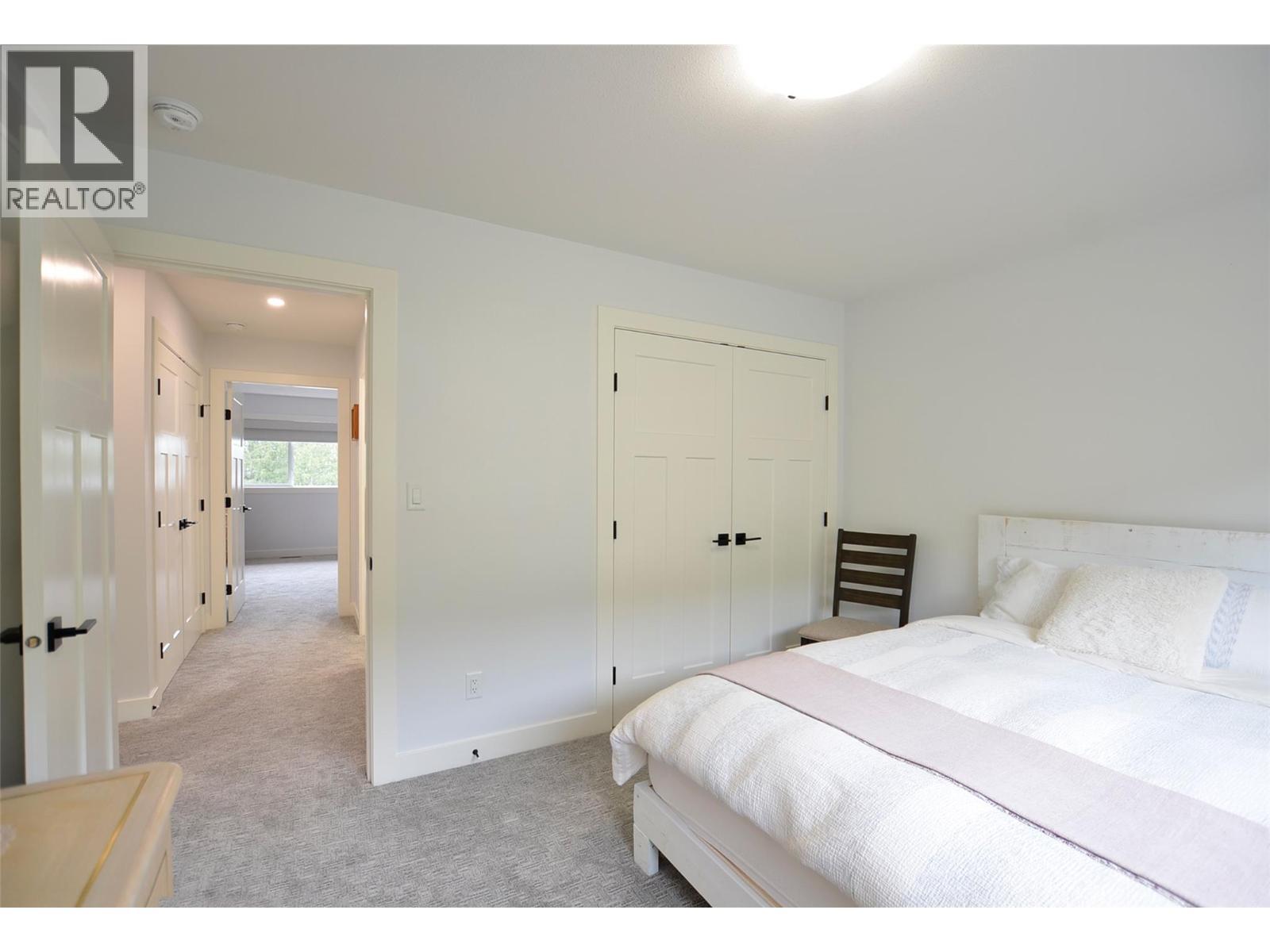 2744 Cedar Ridge Street, Lumby, BC - Indoor Photo Showing Bedroom