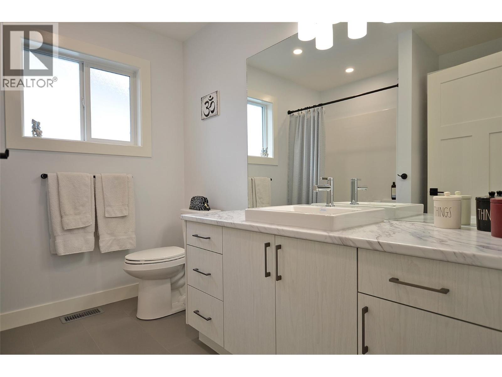2744 Cedar Ridge Street, Lumby, BC - Indoor Photo Showing Bathroom