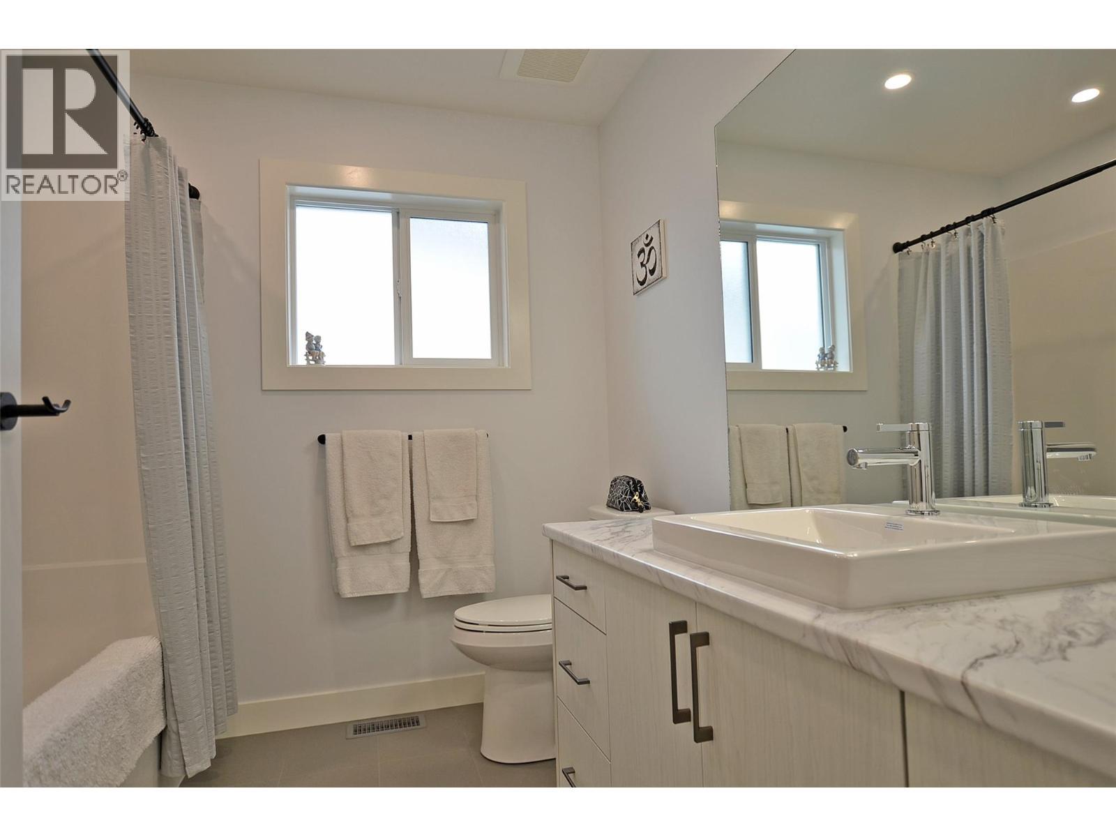 2744 Cedar Ridge Street, Lumby, BC - Indoor Photo Showing Bathroom