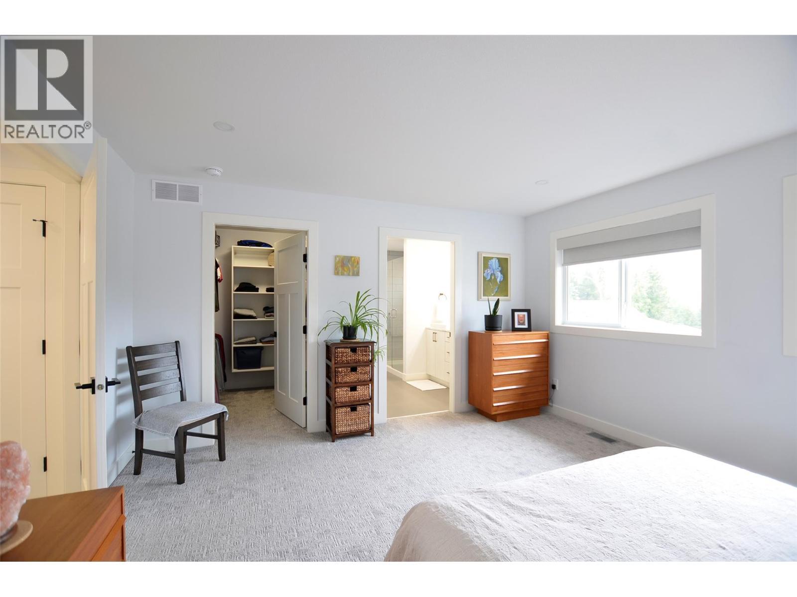 2744 Cedar Ridge Street, Lumby, BC - Indoor Photo Showing Bedroom