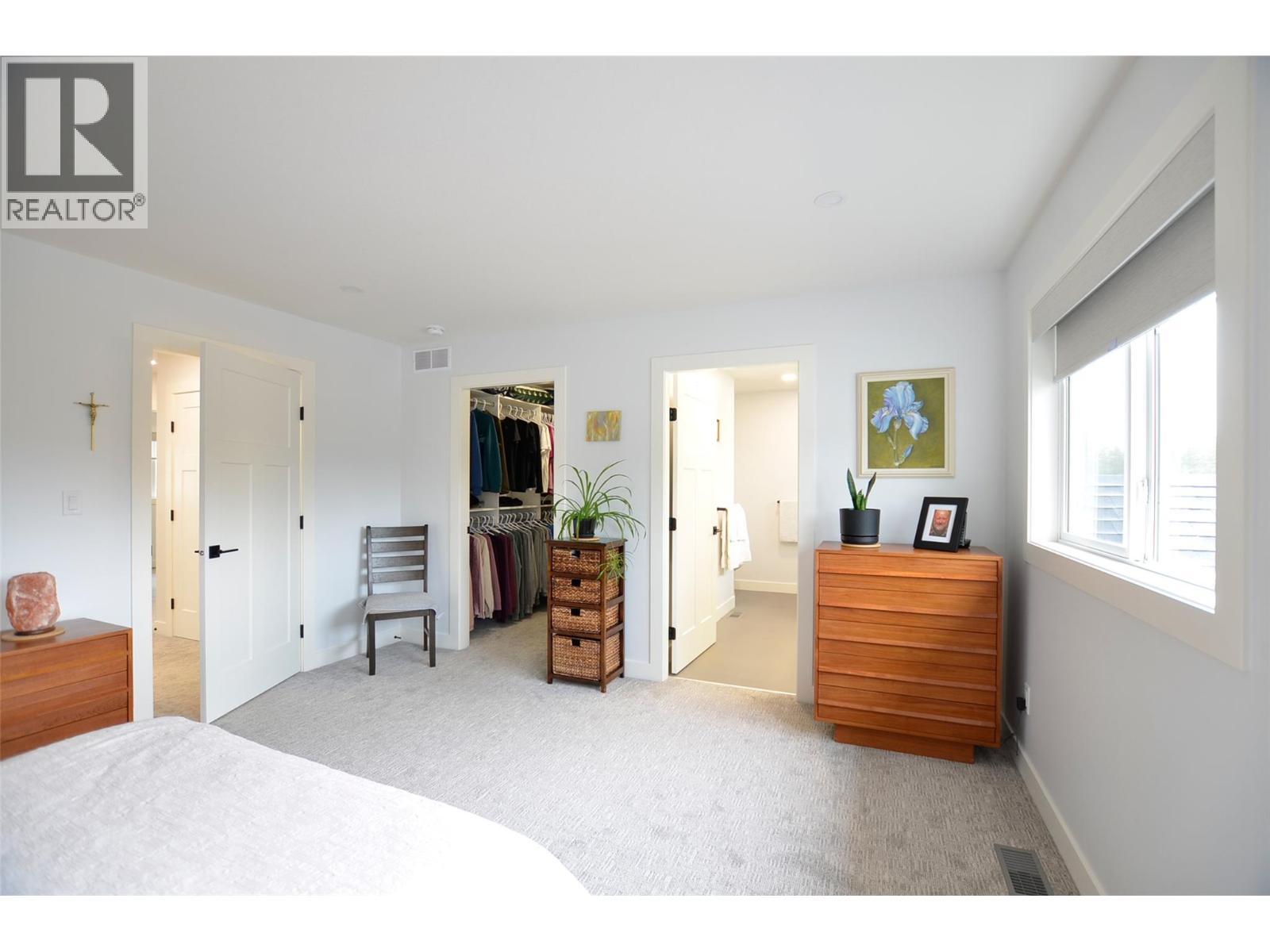 2744 Cedar Ridge Street, Lumby, BC - Indoor Photo Showing Bedroom