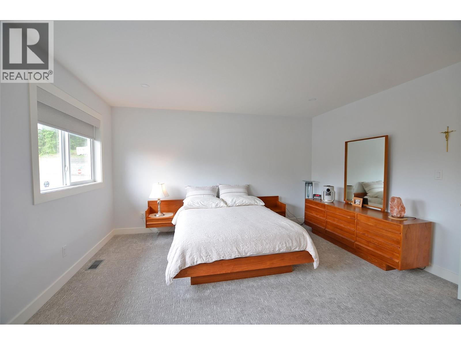 2744 Cedar Ridge Street, Lumby, BC - Indoor Photo Showing Bedroom