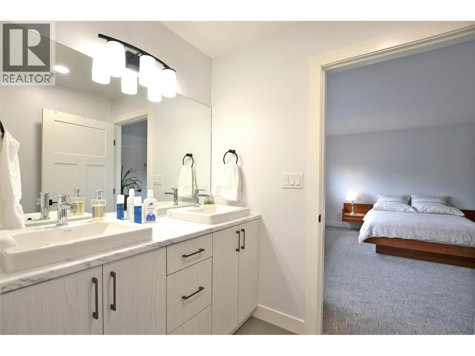 2744 Cedar Ridge Street, Lumby, BC - Indoor Photo Showing Bathroom