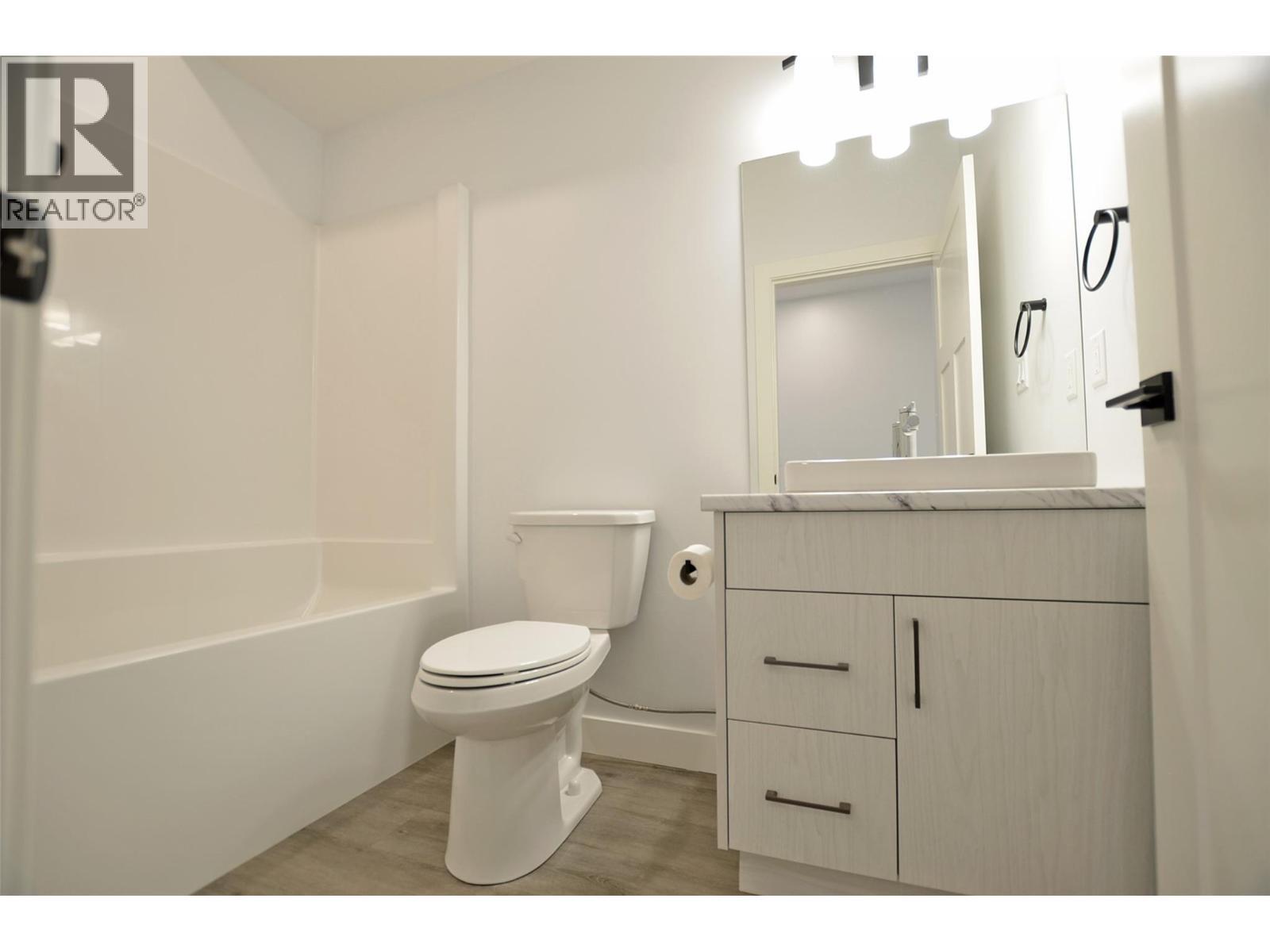 2744 Cedar Ridge Street, Lumby, BC - Indoor Photo Showing Bathroom
