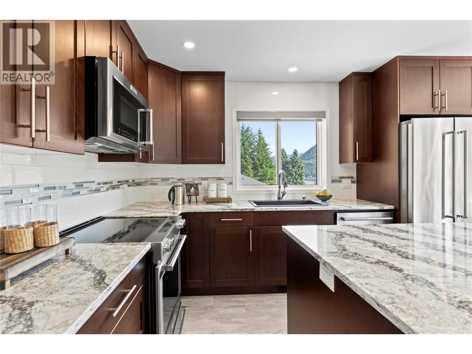 2934 Juniper Crescent, Sorrento, BC