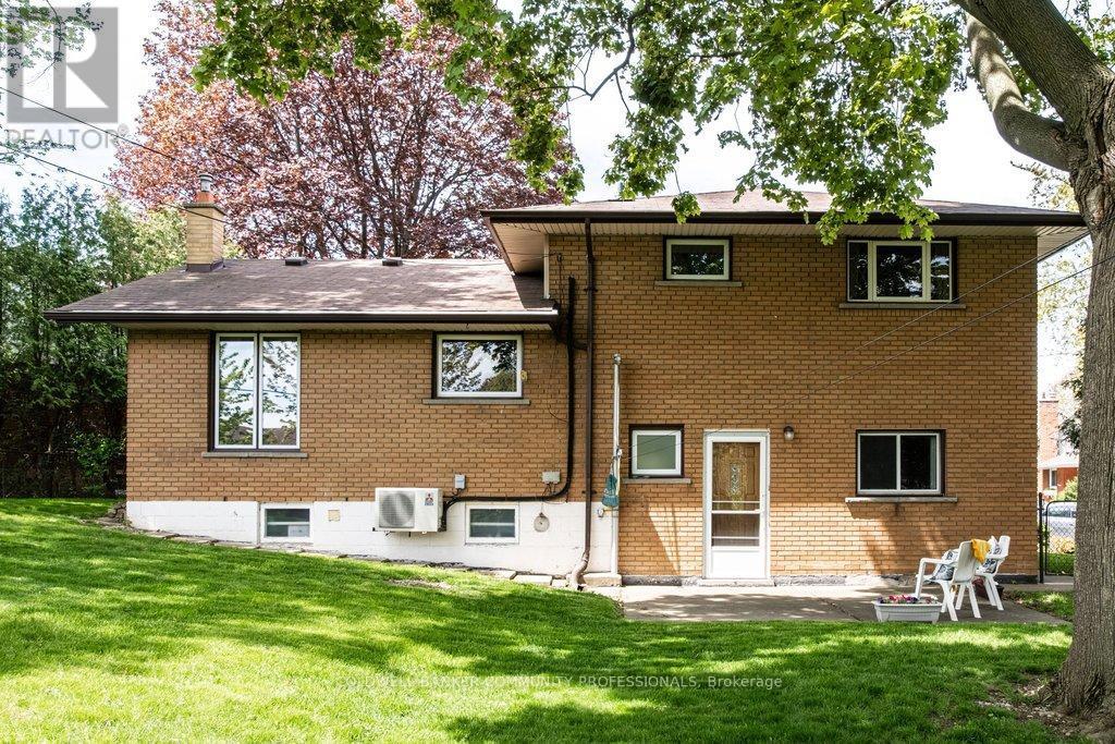 Custom built. Situated on a pool-sized lot. - 23 Keen Court, Hamilton, ON