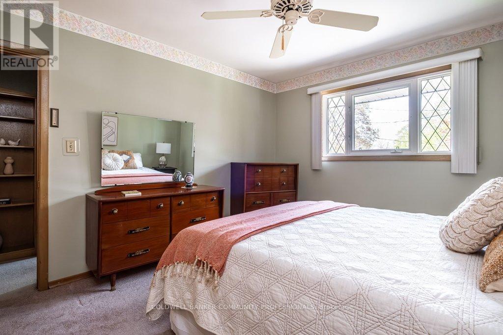 3rd bedroom with double closest. - 23 Keen Court, Hamilton, ON