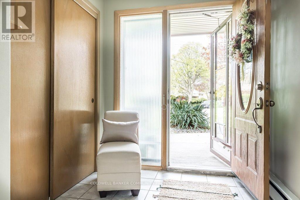 Spacious foyer with double-deep closet - 23 Keen Court, Hamilton, ON