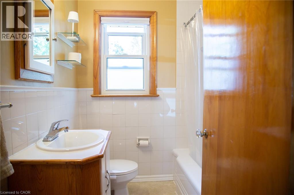 42 Hawthorne Avenue, Simcoe, ON - Indoor Photo Showing Bathroom