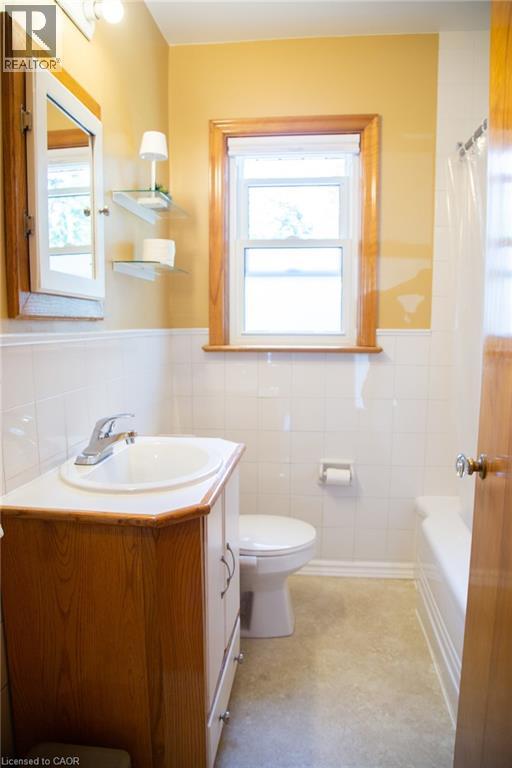 42 Hawthorne Avenue, Simcoe, ON - Indoor Photo Showing Bathroom
