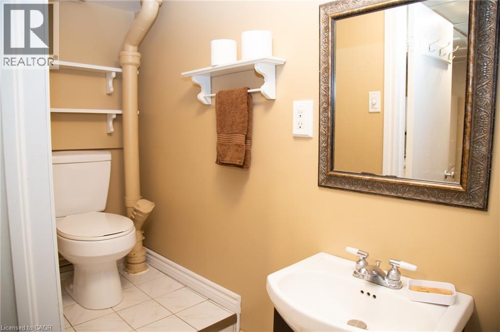 42 Hawthorne Avenue, Simcoe, ON - Indoor Photo Showing Bathroom