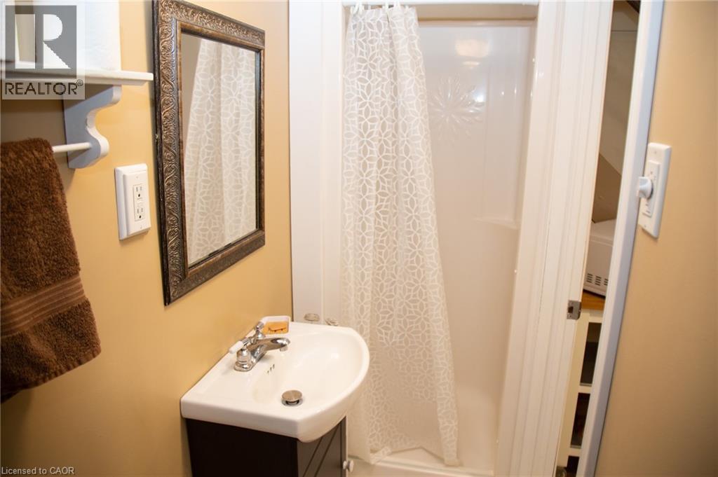 42 Hawthorne Avenue, Simcoe, ON - Indoor Photo Showing Bathroom