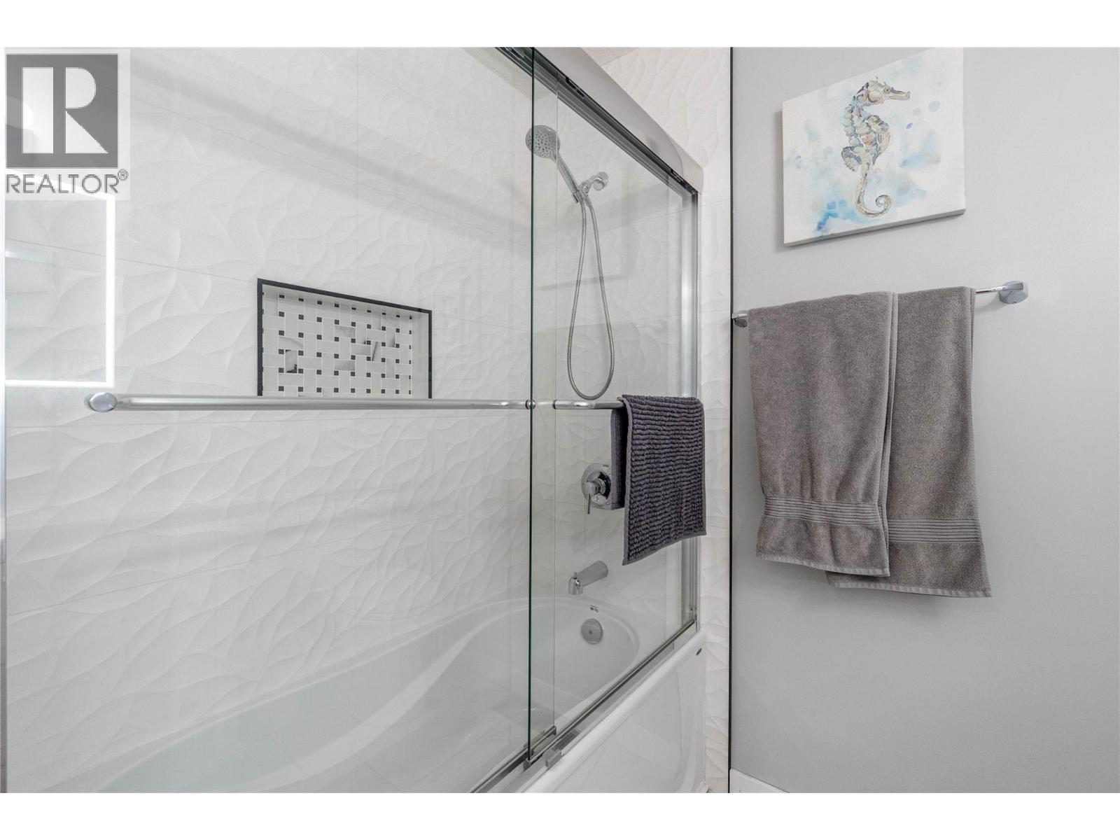 4-piece bath - main level - 6763 Meadows Drive, Oliver, BC