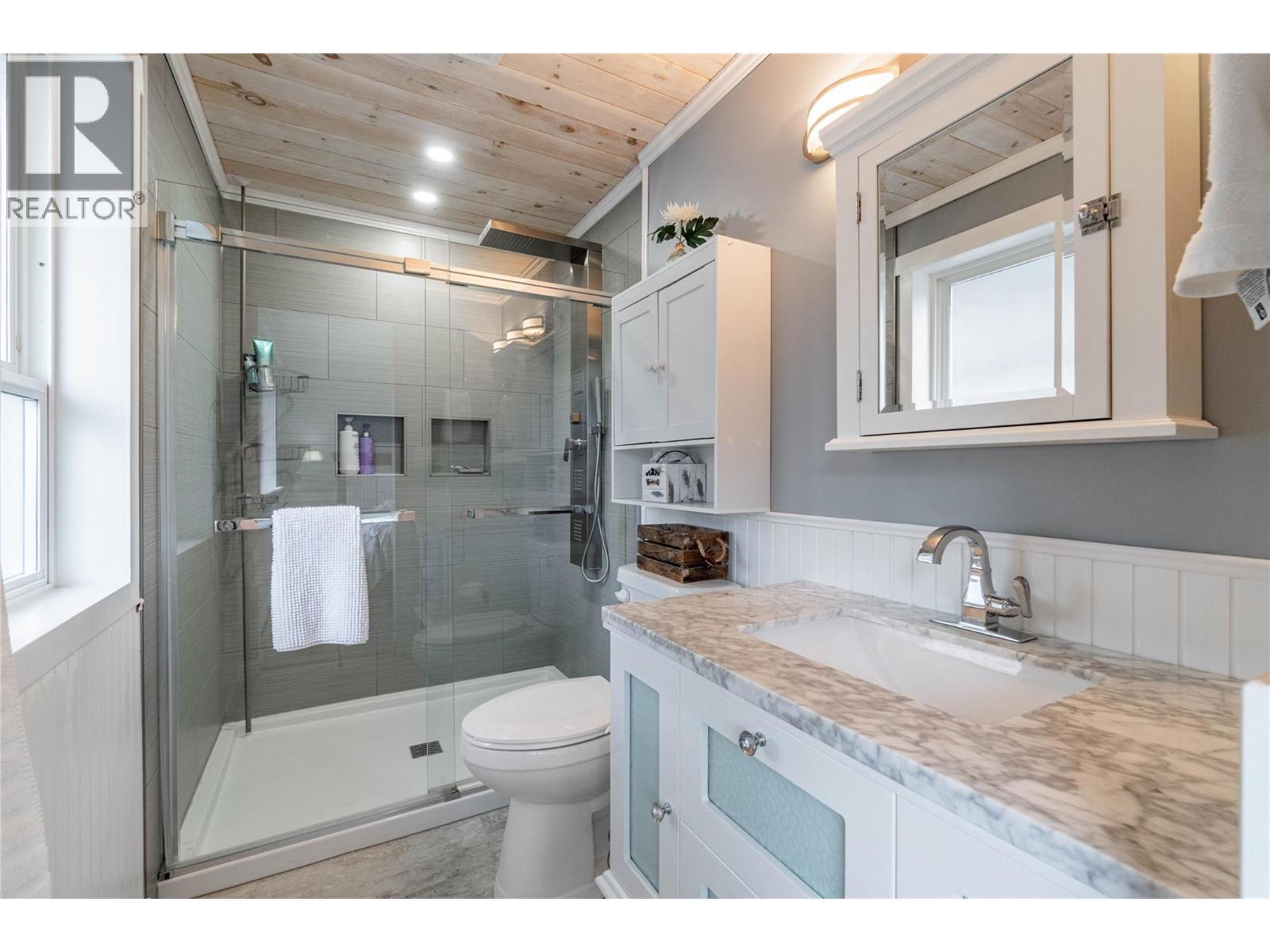 Primary bedroom ensuite - 6763 Meadows Drive, Oliver, BC