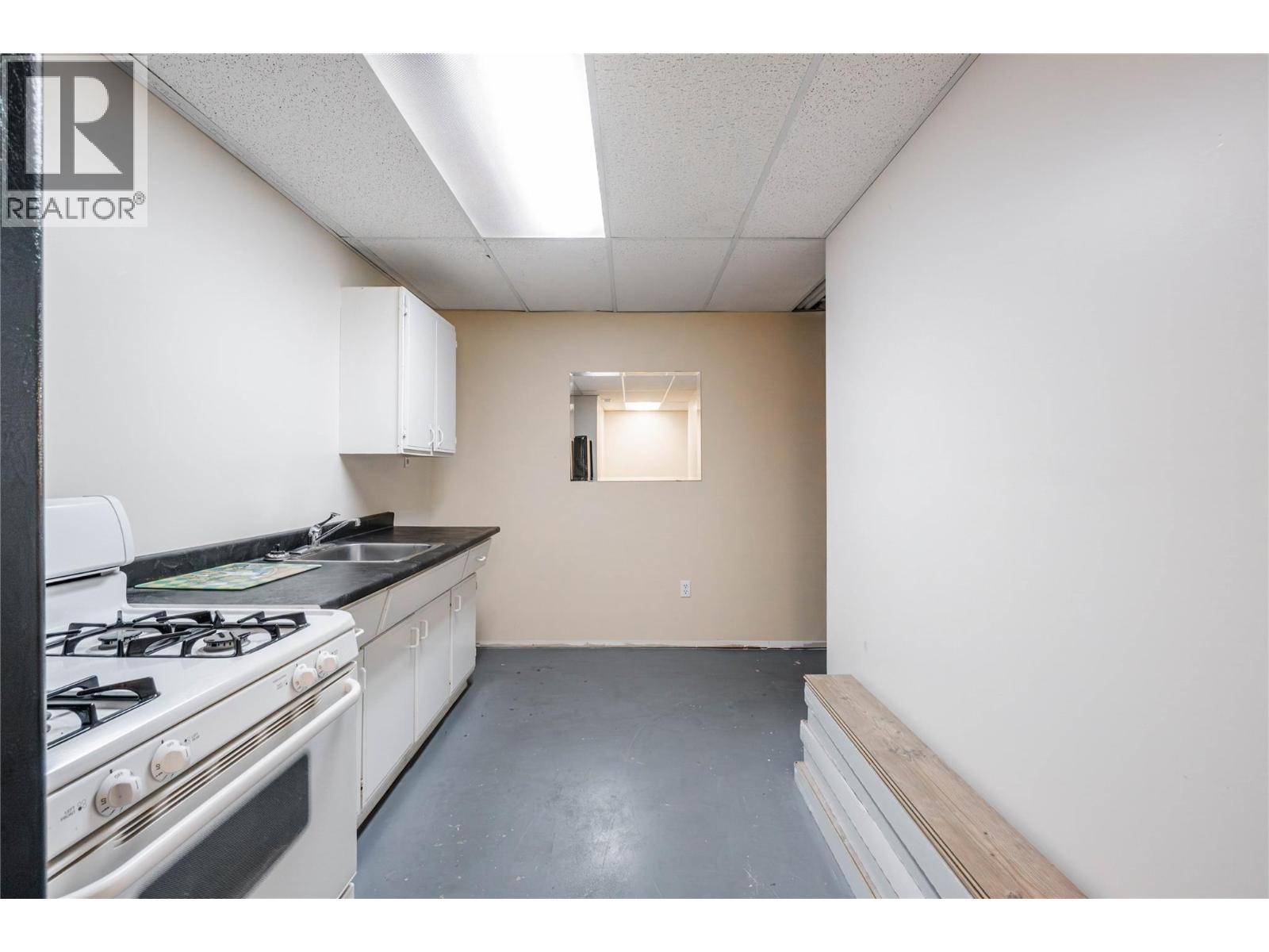 Basement kitchen with fridge & stove - 6763 Meadows Drive, Oliver, BC