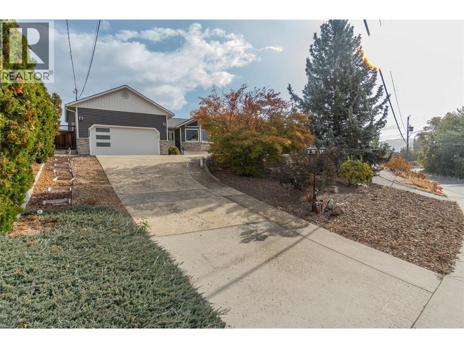 Fall photo with full driveway - 6763 Meadows Drive, Oliver, BC