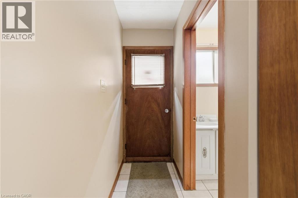 Separate side entrance - 26 Adorn Court, Hamilton, ON