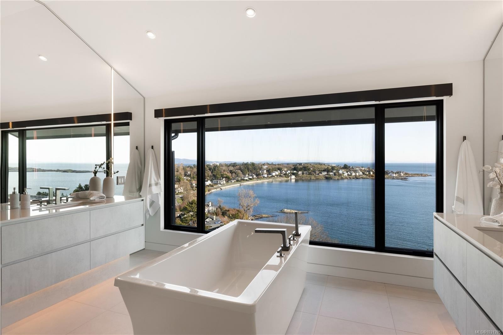 121 Denison Rd, Oak Bay, BC