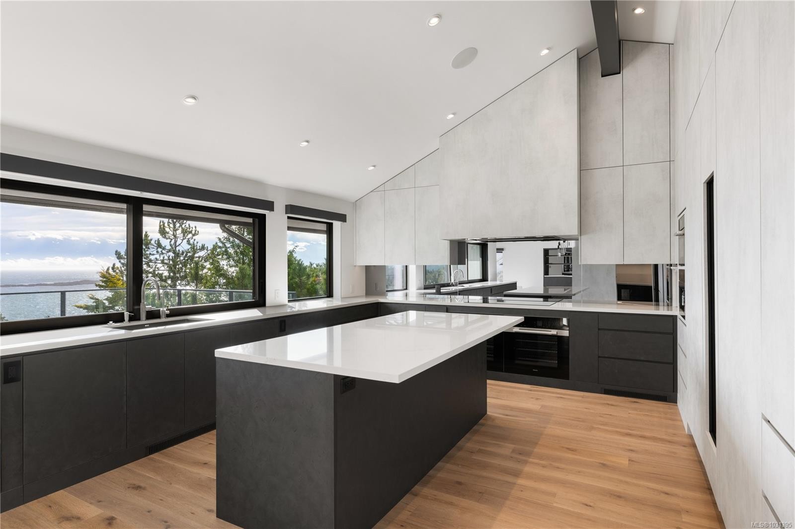 121 Denison Rd, Oak Bay, BC