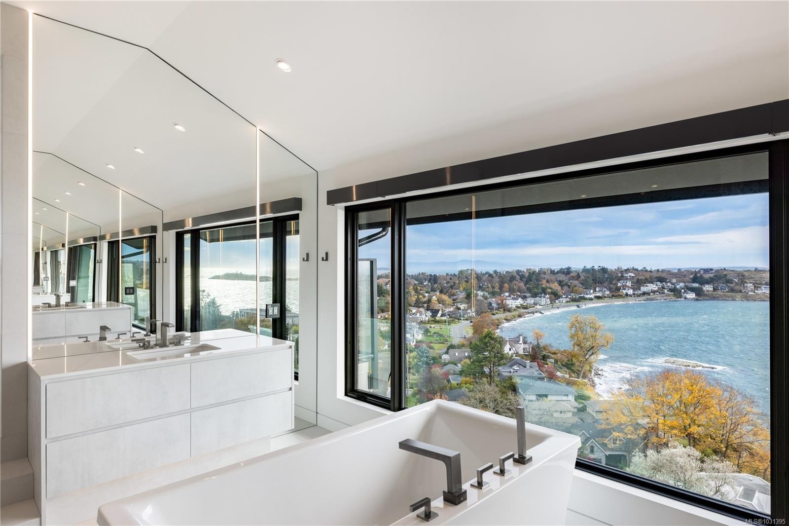 121 Denison Rd, Oak Bay, BC