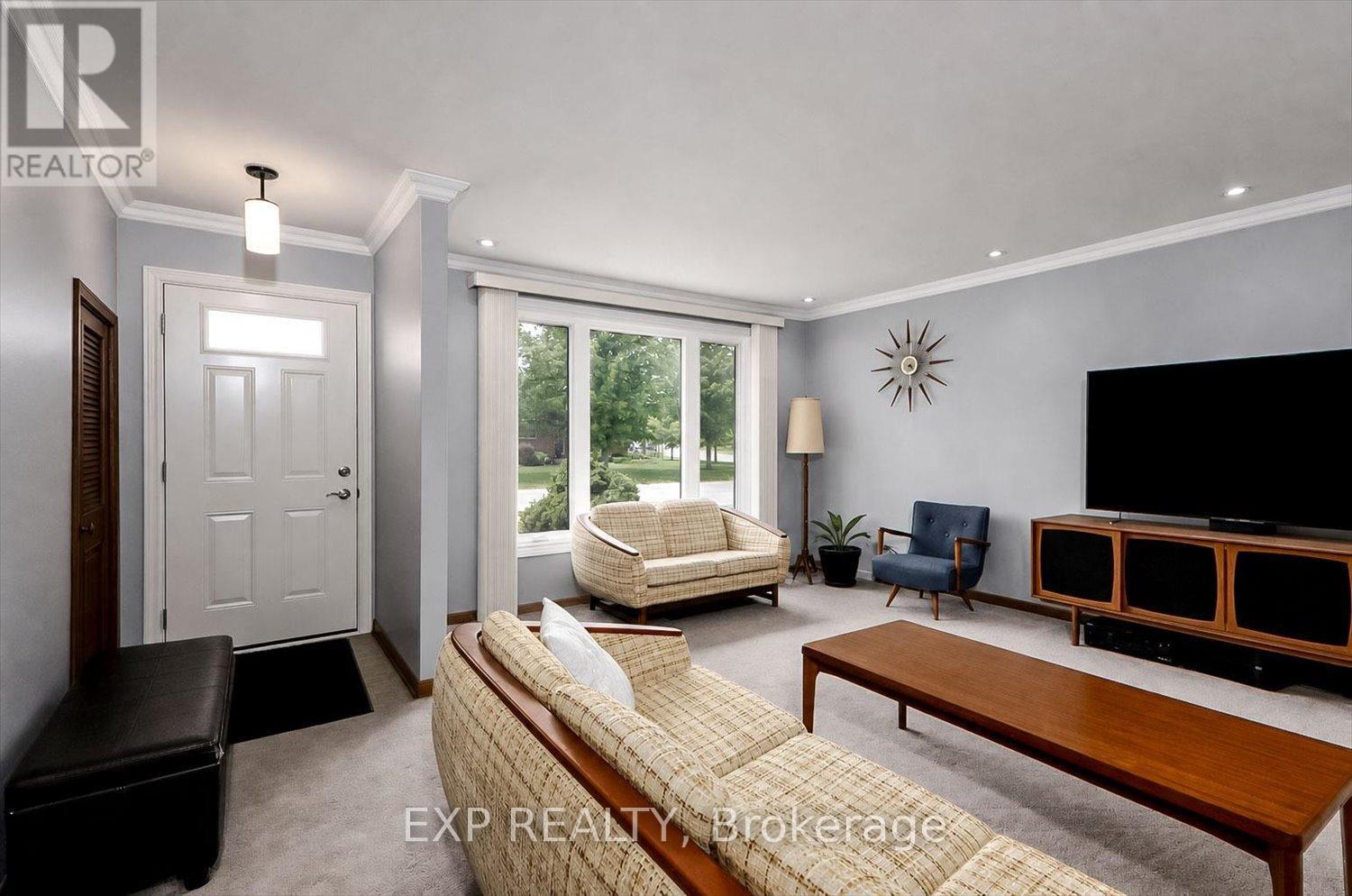 28 Denrich Avenue, Tillsonburg, ON - Indoor Photo Showing Living Room