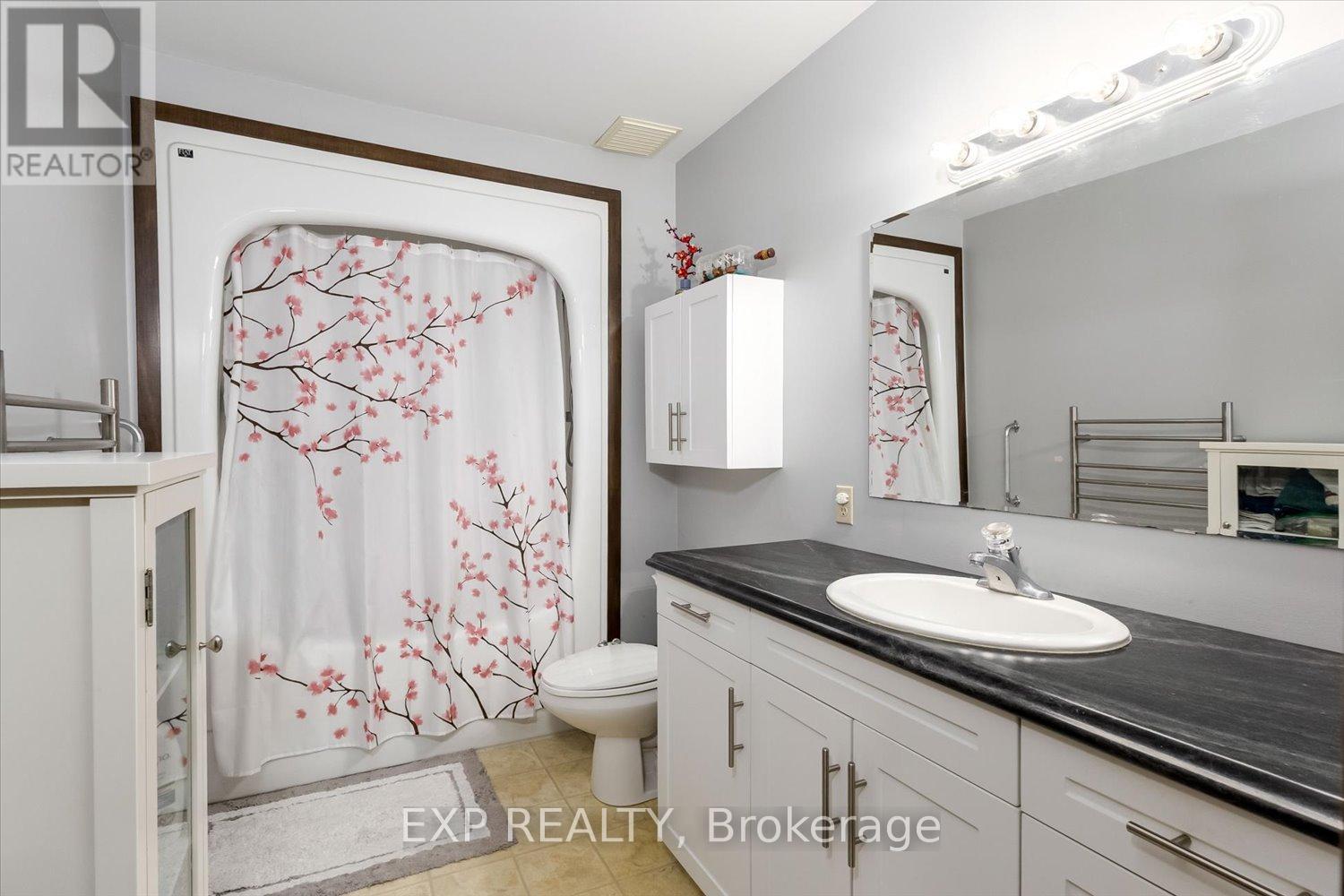 28 Denrich Avenue, Tillsonburg, ON - Indoor Photo Showing Bathroom