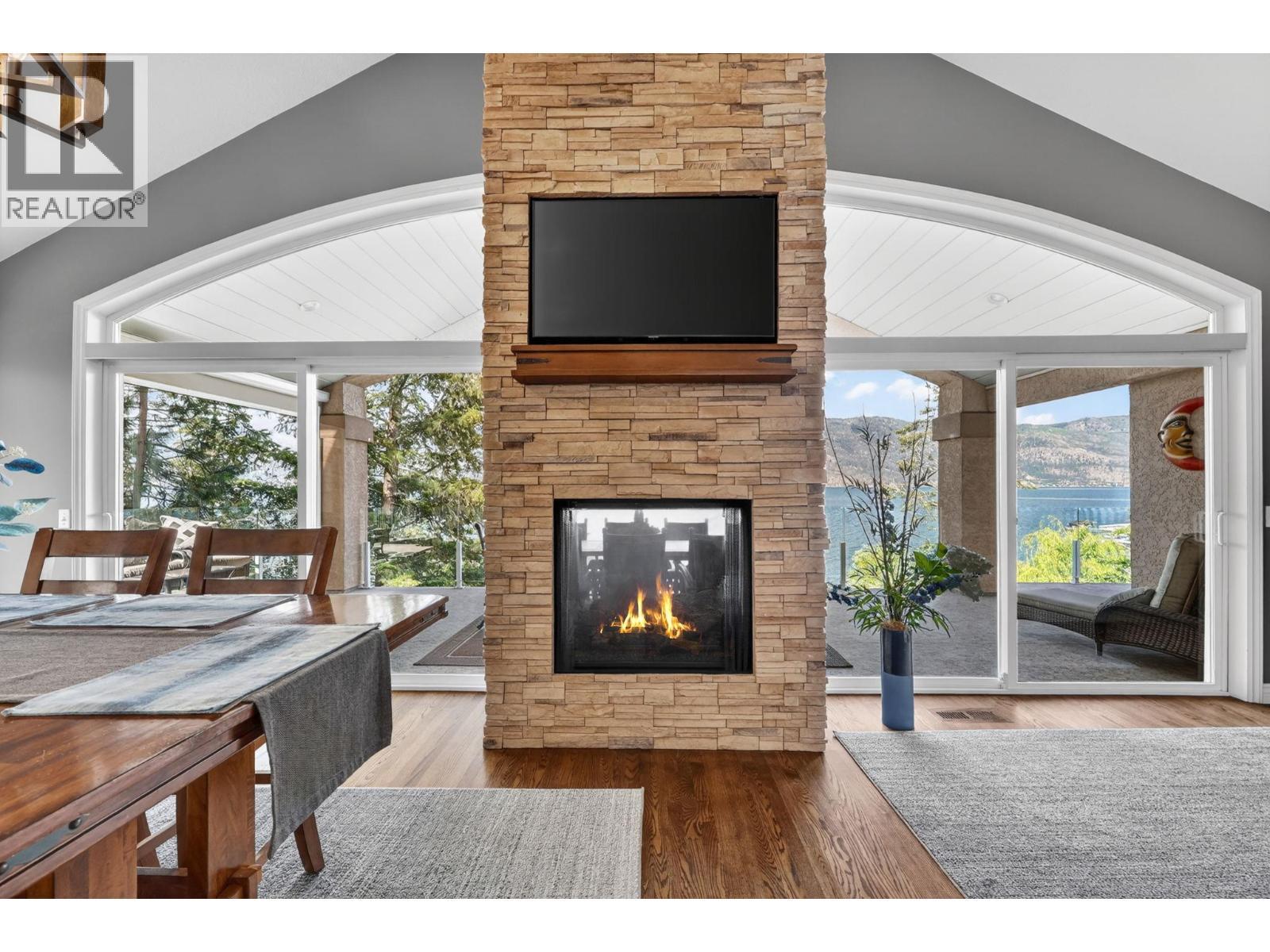 6650 Finch Road, Lake Country, BC - Indoor Photo Showing Living Room With Fireplace