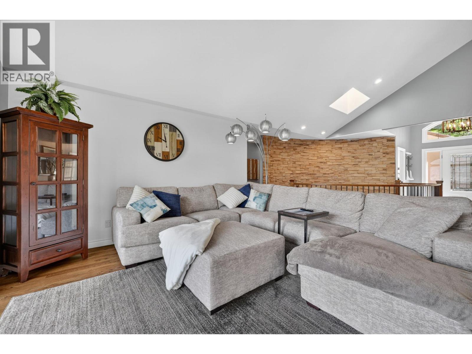 6650 Finch Road, Lake Country, BC - Indoor Photo Showing Living Room