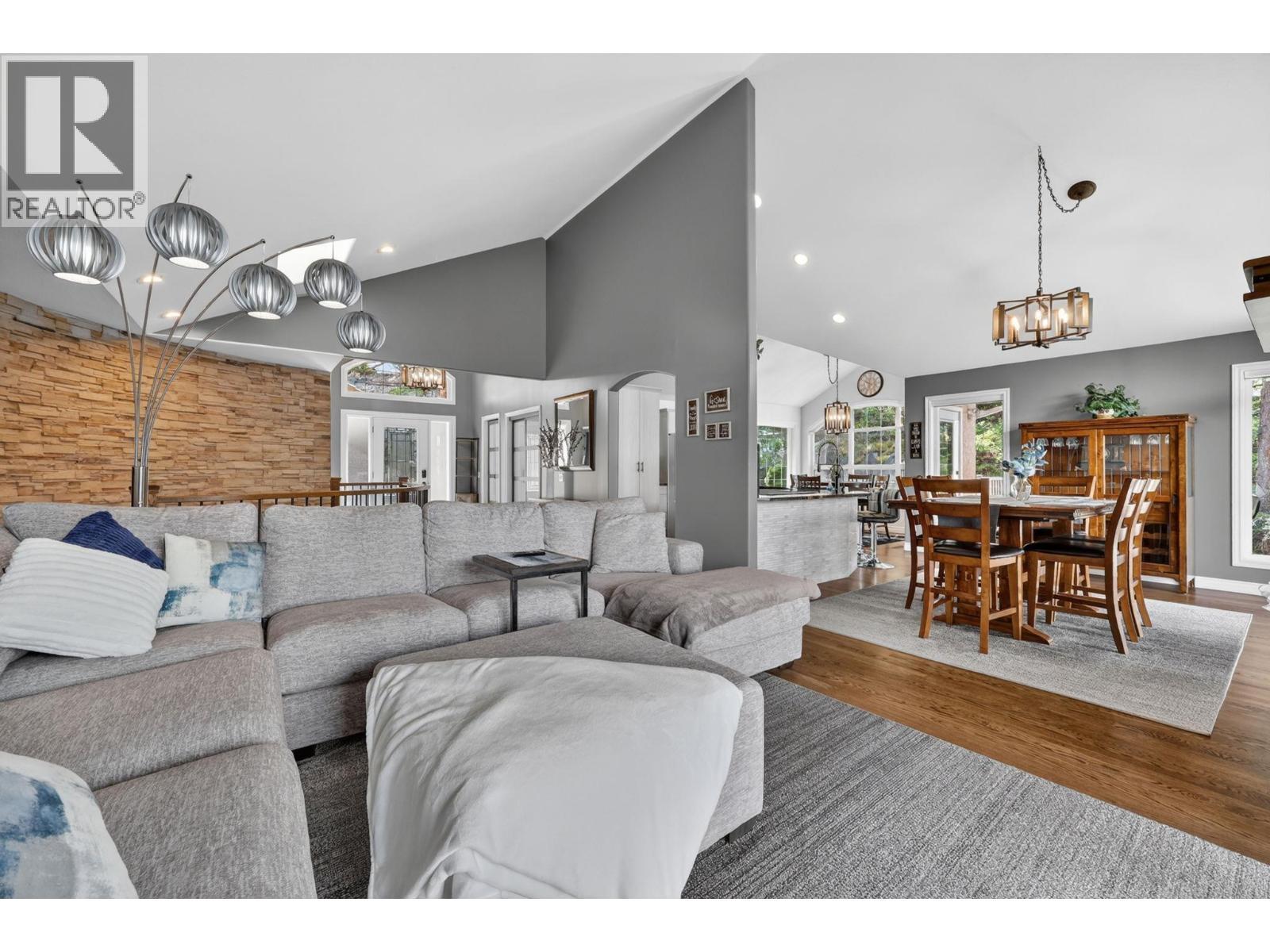 6650 Finch Road, Lake Country, BC - Indoor Photo Showing Living Room